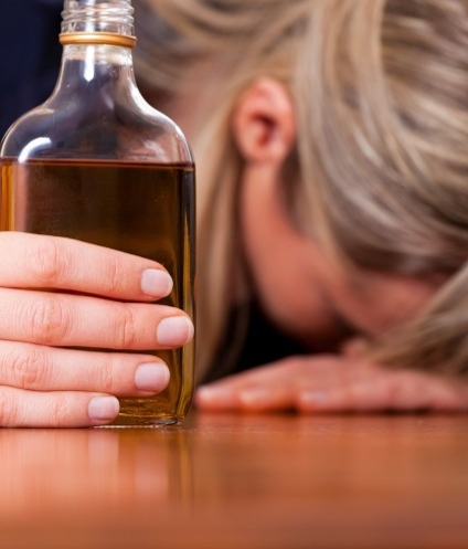 男子带情人与同事喝酒，事后同事当面侵害女子，男子不保护有错么