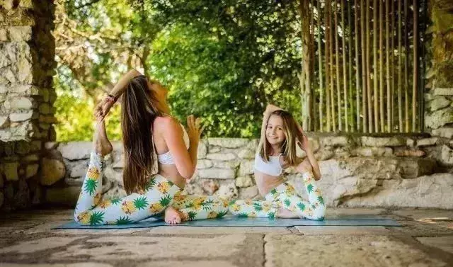 太美了！10个适合摆拍的亲子瑜伽体式，有娃的一起发朋友圈啦