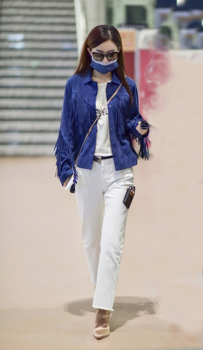 赵丽颖越来越敢穿,裤子上打了一圈洞,大秀腰臀比