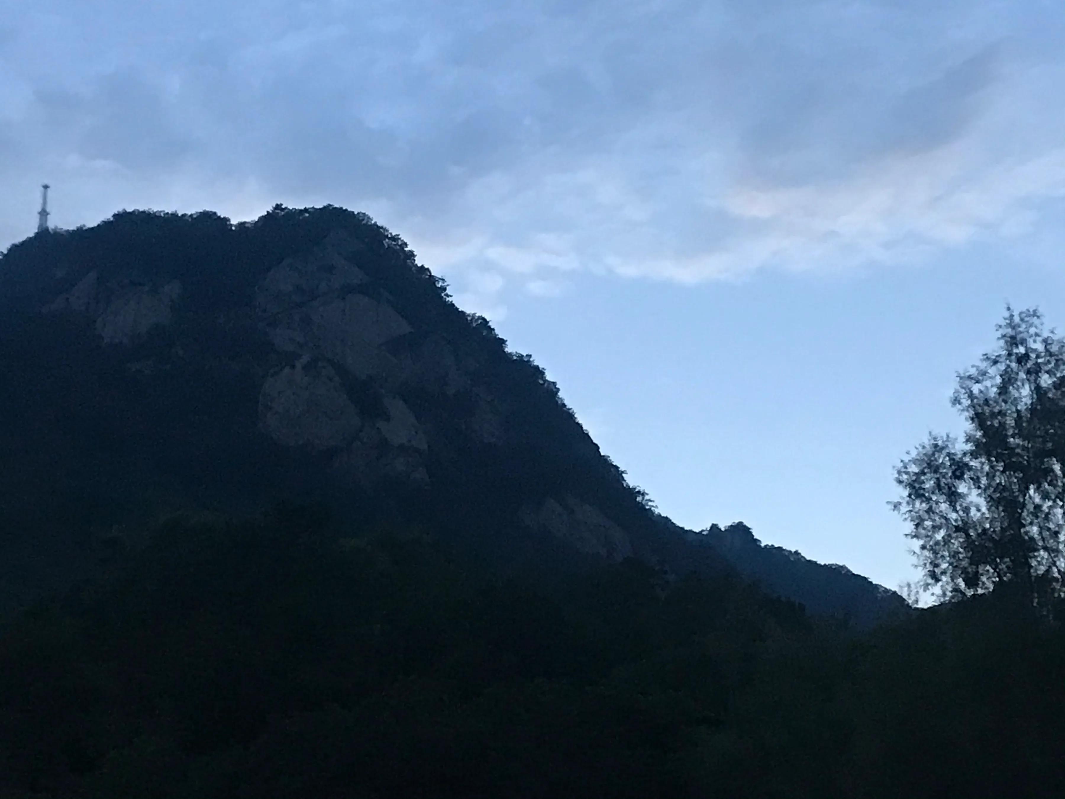 绚烂的鞍山市药山之夜，这个夜晚非常美丽