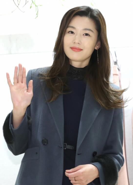 全智贤“行走的衣架子”，37岁依旧少女十足，颜值也太逆龄了吧！