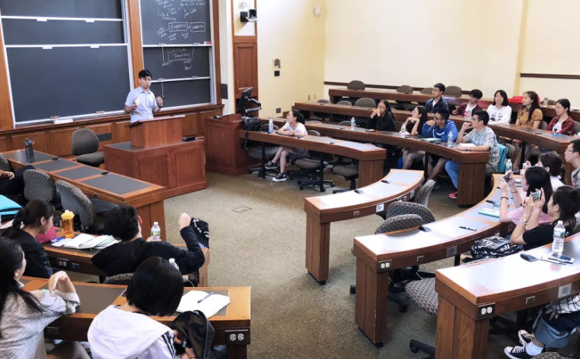 大学生“课程表”走红，不同专业差距大，网友：没有对比就没伤害