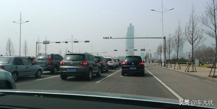 手动挡等红灯正确操作：挂入空挡并踩刹车