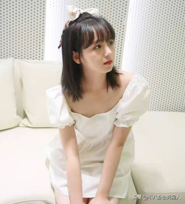 16岁"小宝钗"脱离角色灵气渐失,新照撞脸谭松韵,下巴尖也没了