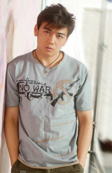 36岁型男杨烁,"隐藏"了9年的老婆,原来是我们的童年女神