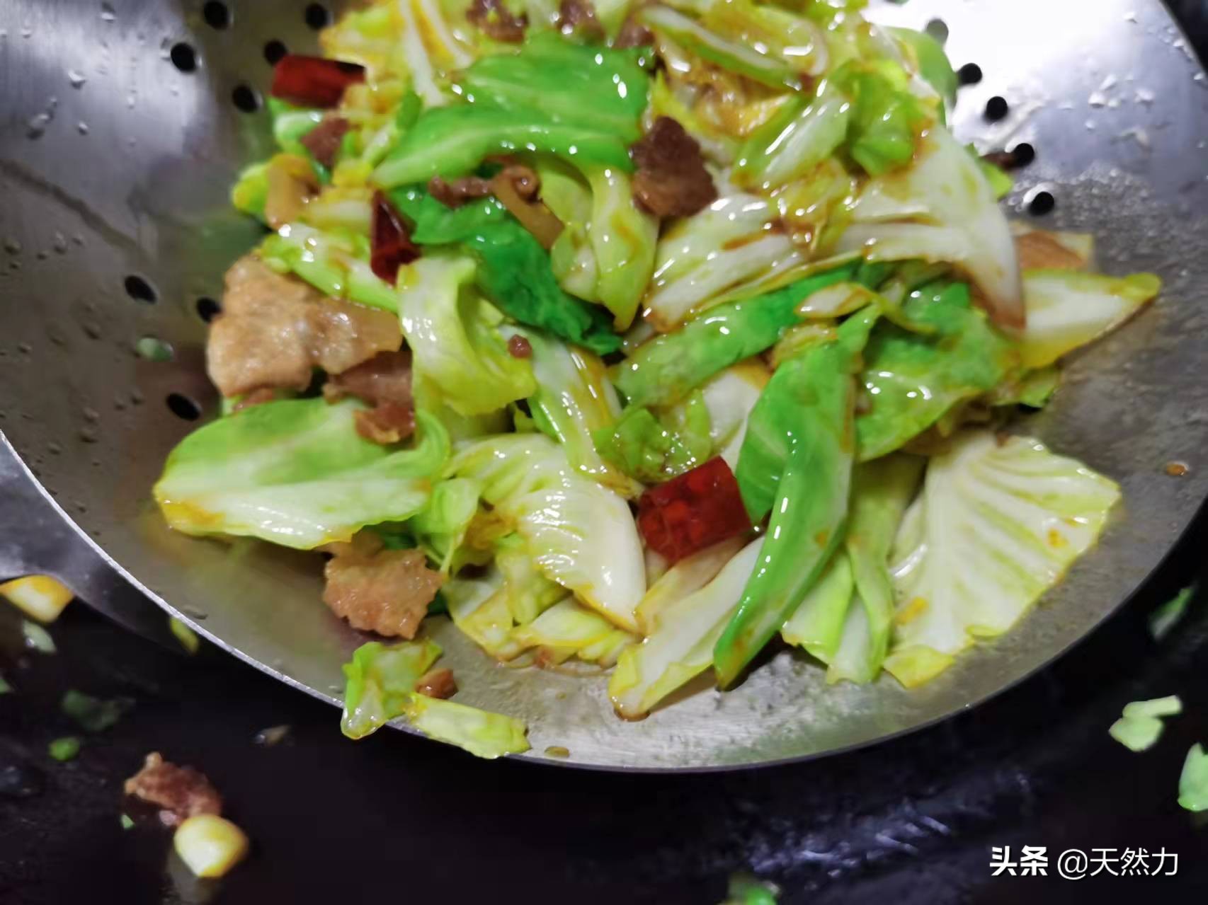 炝炒手撕包菜的做法（手撕包菜详细的做法技巧）