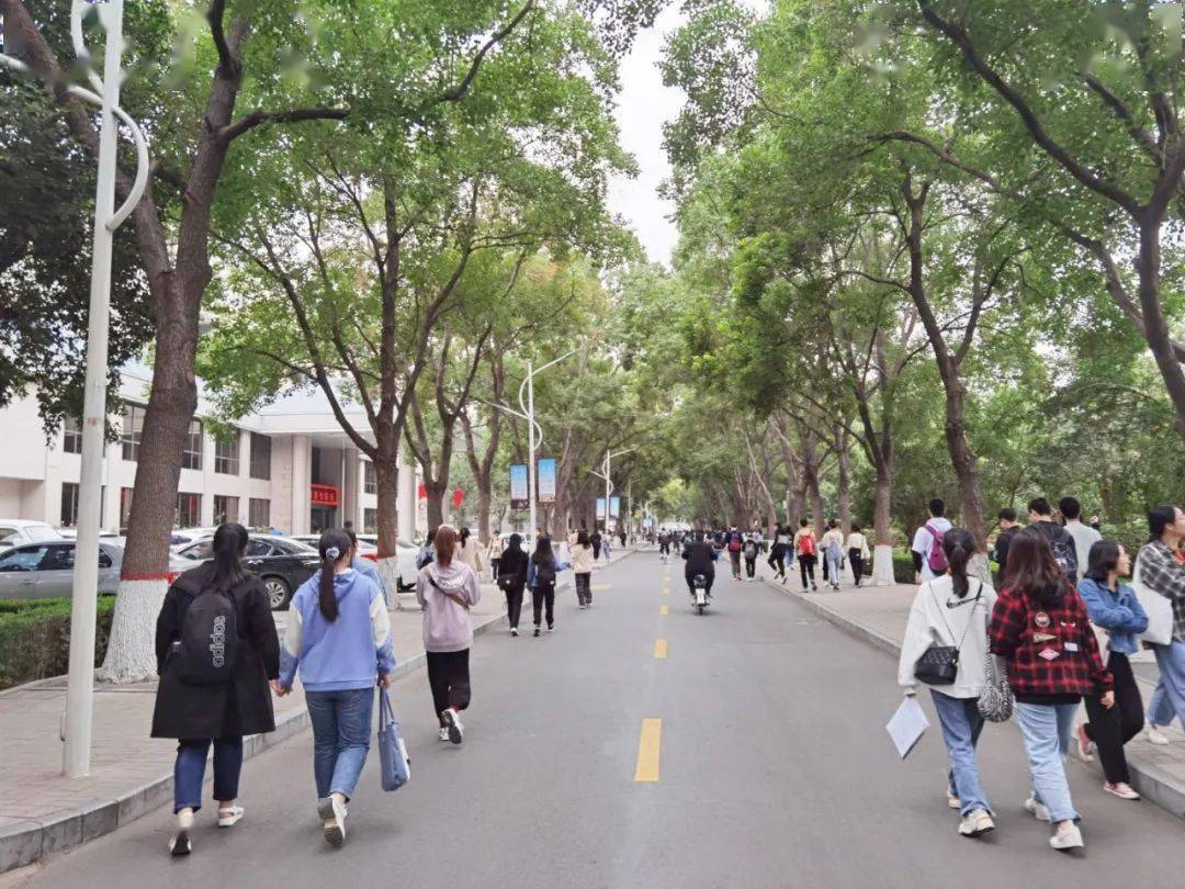 培养一个本科大学生，四年下来会花多少钱，看完方知父母的不易