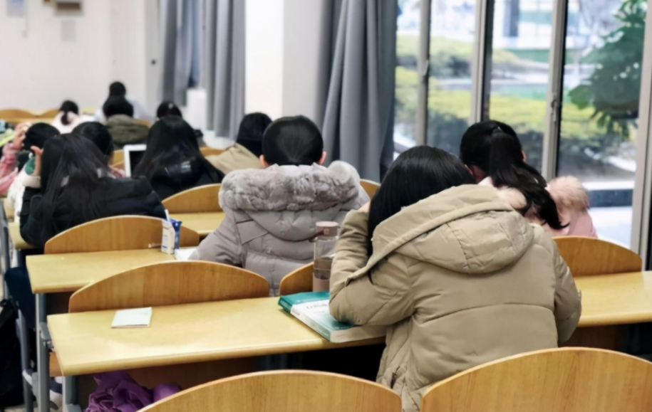 悲剧！湖北一医学系女生跳楼身亡，家属追究原因，校方竟这样解释