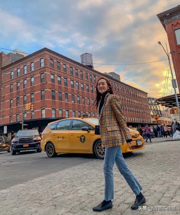 陈数带火了一种穿法，叫“西装+烟管裤”，很适合四五十岁的女人