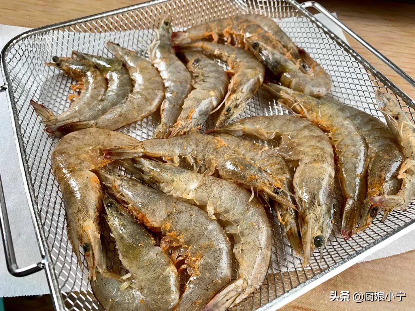 爱吃大虾试试这做法，不用一滴油，金黄酥脆，孩子补钙长大个