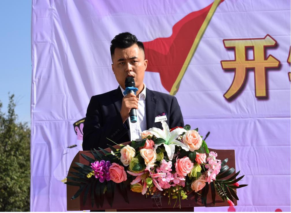 晴空无限展新途 意气风发逐梦行