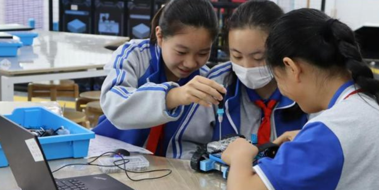 大学生上台自我介绍，真是紧张加激动，网友：说相声的好苗子