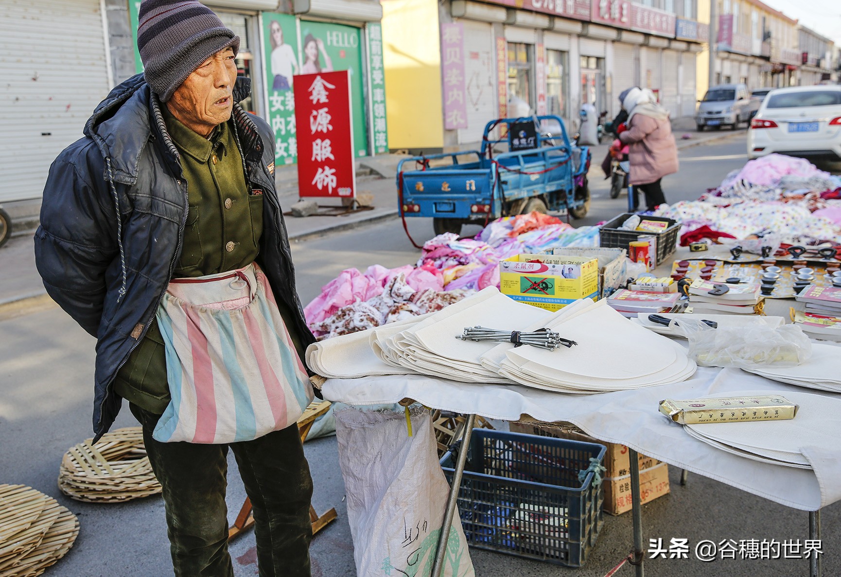 农村大集，6旬农民大爷老手艺做的稀罕物卖25元，深的人们喜爱