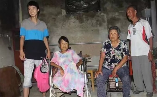 庞众望：父亲患有精神疾病，母亲卧病在床，他高考744分进清华