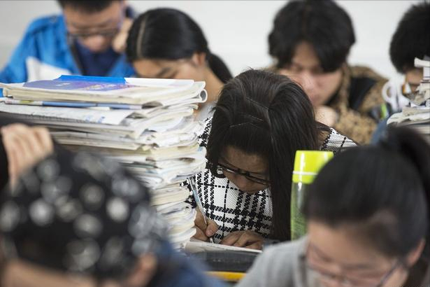 云南一地实行15年免费教育，家长称赞，网友：建议全国推广