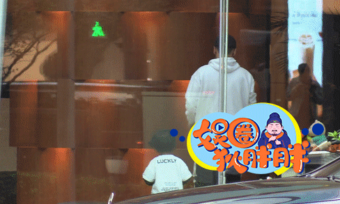 张晋独自带儿子画面被拍，父子同回公寓，鱼蛋蹦蹦跳跳活泼可爱
