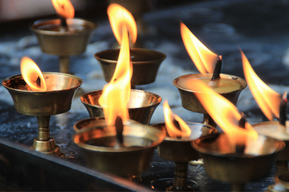 佛前点灯对孩子的好处(燃灯供佛究竟有什么功德利益?