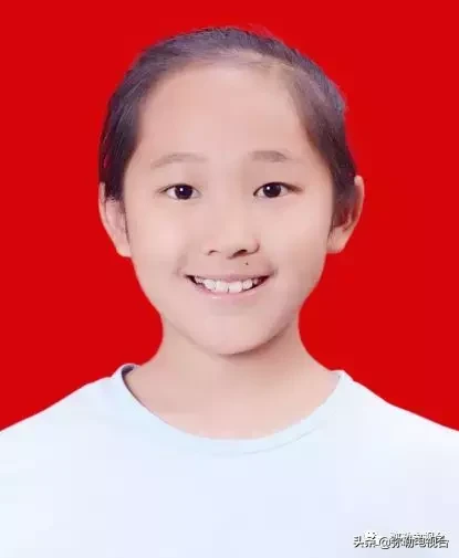 弥勒这几十名少年，真棒！有你母校的吗？