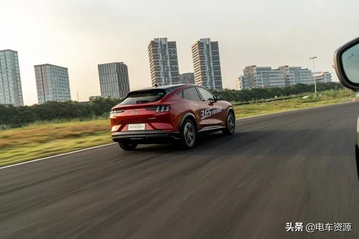 「电马」来袭！Model Y慌了吗？试驾福特Mustang Mach-E