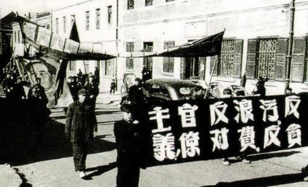 建国初期，毛主席得知竟有官员建二层别墅，怒吼道：拉出去枪毙了