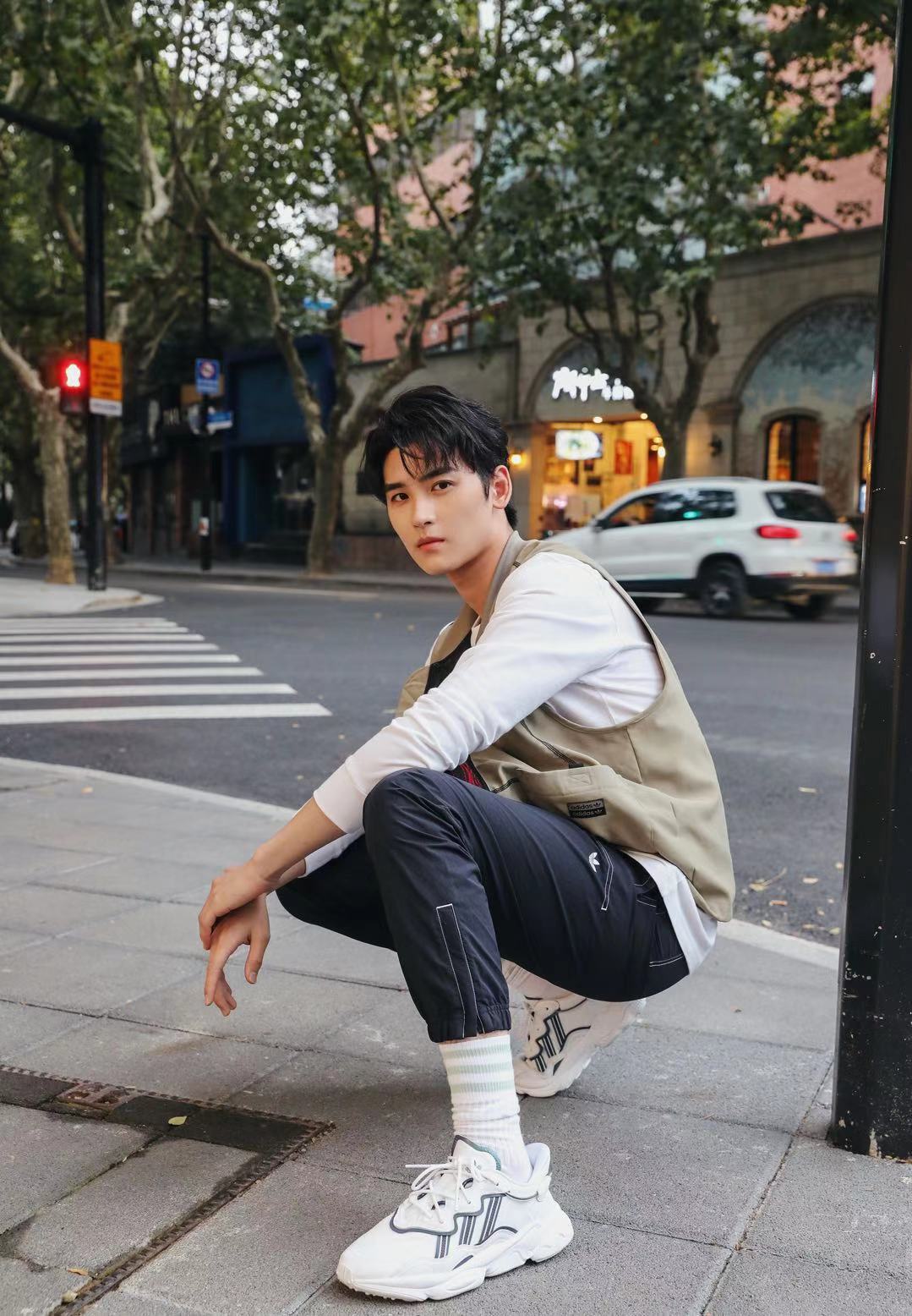 张炯敏女朋友图片(出道4年出身北电,朱一龙迪丽热巴都带不火,如今他靠