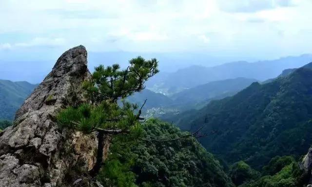 是陕西有名的自然旅游景点,距古都西安仅60公里,其顶峰为玉皇顶海拔