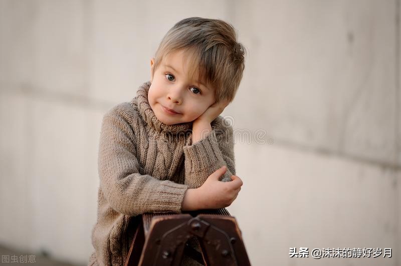 婴幼儿时期的宝宝，脊柱会有3次明显的生理弯曲，要好好照顾他哦