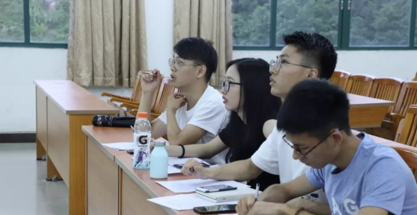 又一个“美玉学姐”，初中生寝室有零食，被学姐罚150个下蹲致残