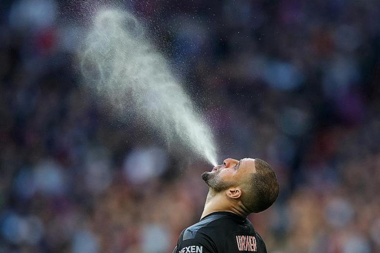 足球比赛为什么吐唾沫("吐出来"还是"咽下去"?