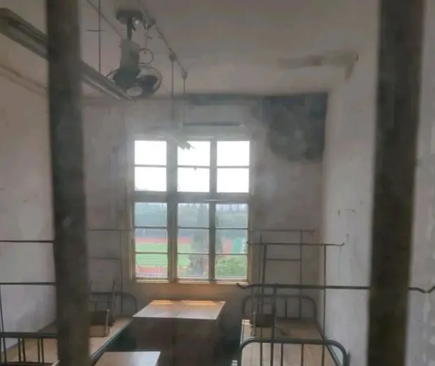 “贫民窟”大学宿舍遭学生嫌弃，环境“脏乱差”，新生表示想复读