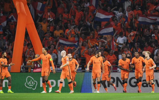 土耳其胜荷兰士气高涨状态正佳(世预赛-荷兰6-1土耳其升至榜首，巴萨新核戴帽，范加尔三战不败)