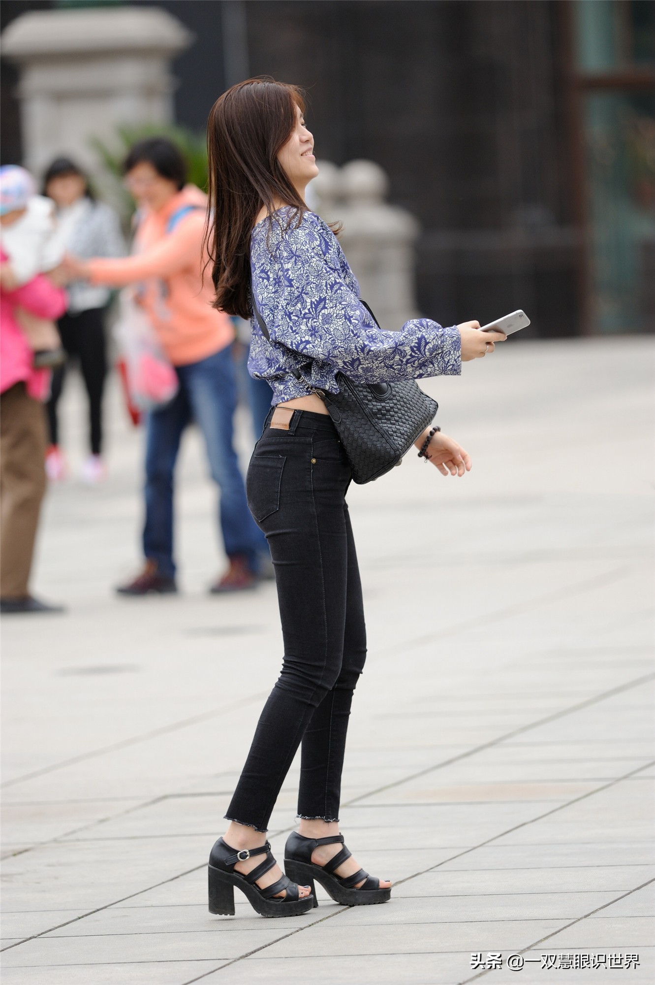 街拍：高清组图，牛仔裤更显腿细身材好