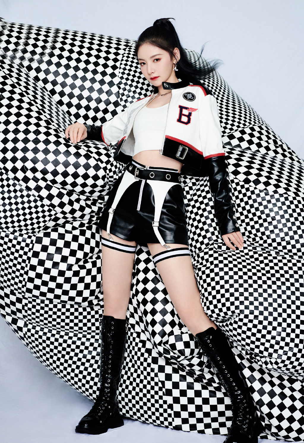 双马尾赛车(硬糖少女曝帅气写真,nene双马尾俏皮可爱,刘些宁成全团