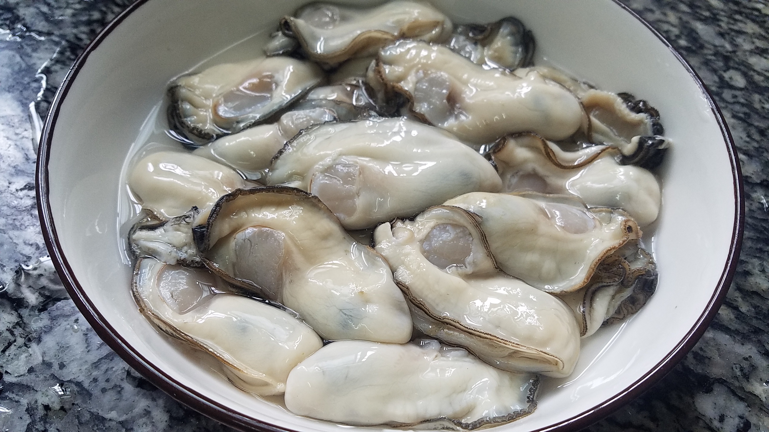 牡蛎怎么吃(爆炒生蚝的家常做法)