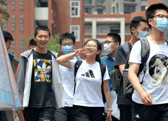 大学食堂的WiFi密码火了，学霸表示很轻松，学渣很“头疼”