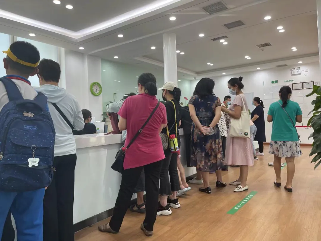 深度 |“巨人”倒下前，有家长花11万买了一整年的课