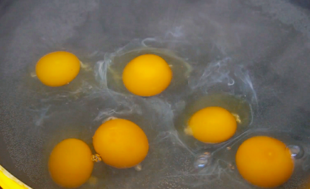 水煮荷包蛋的做法（牢记3要3不要鸡蛋光滑完整不破皮）