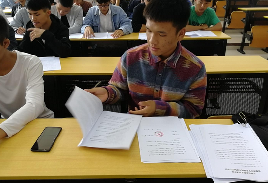 大学生临近毕业时，“三方协议”不要随意签，可能会影响以后就业