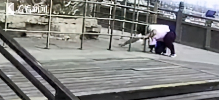 警方通报男子跳楼砸死路人：个人纠纷【三分钟法治新闻全知道】