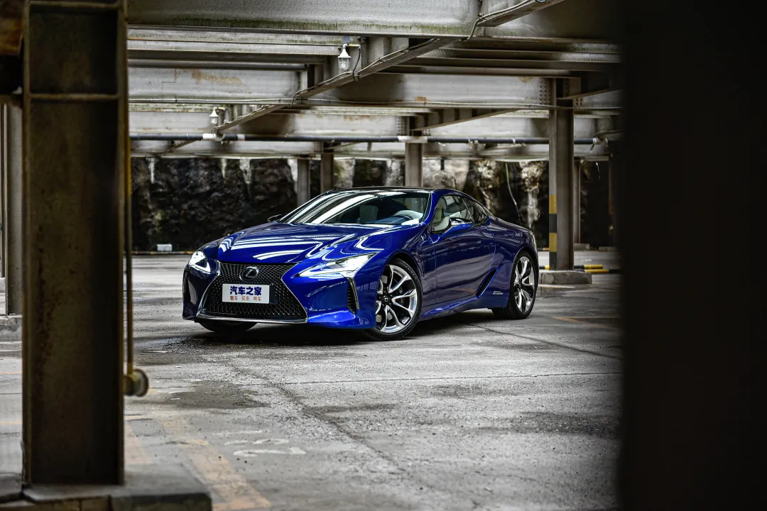 V6、359马力、21英寸轮圈、前置后驱，雷克萨斯LC 500h让人心动