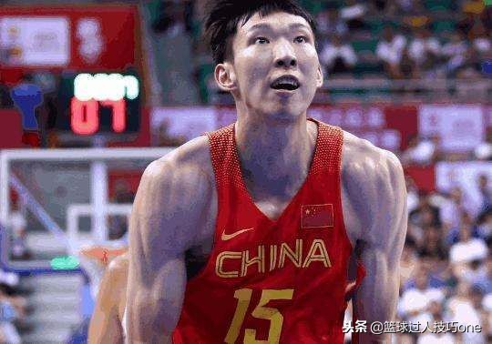 中美篮球(中美篮球力量差距多大？3图看“纹丝不动”的尴尬，詹皇力量碾压)