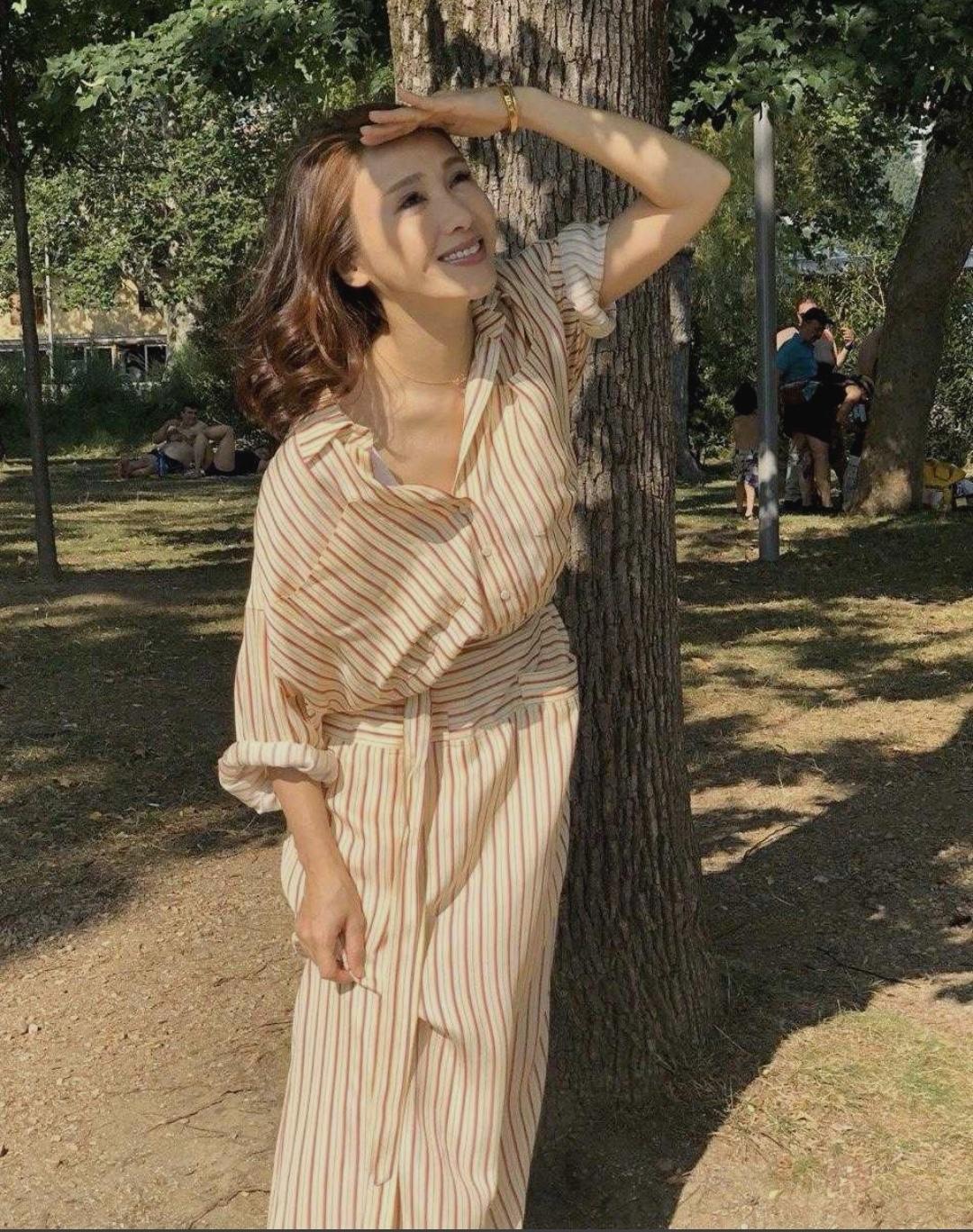 又被黎姿的气质迷倒了，穿抹胸连衣裙扎高马尾，傲人身材真迷人