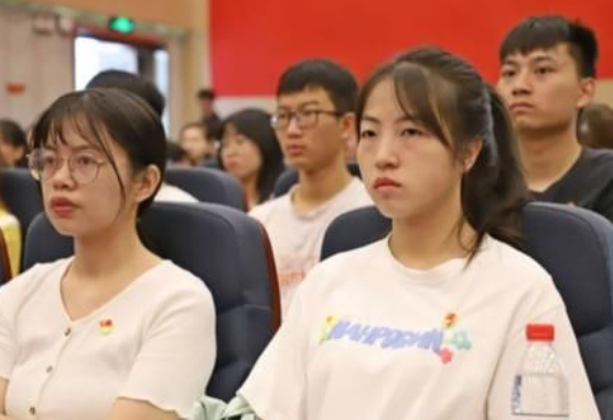 大学入党的优势很多，却很少知道弊端是什么？学生想好再做决定