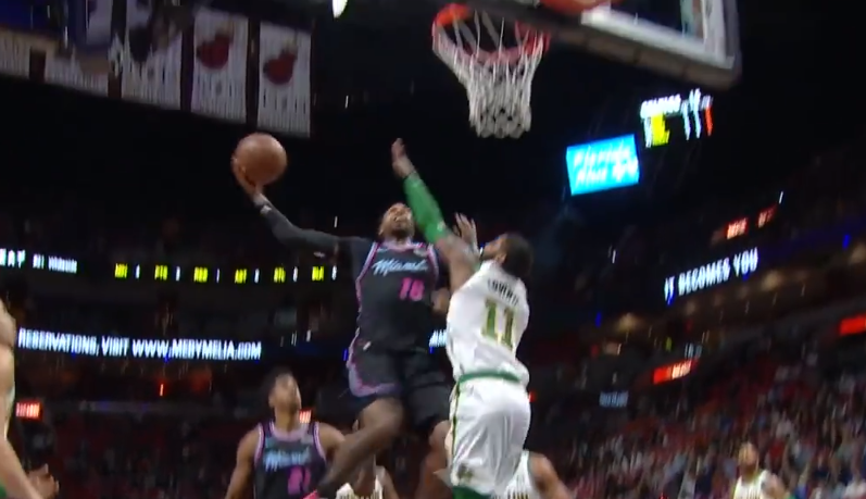 骑士vs开拓者詹姆斯隔扣（9图看小人物隔扣大巨星的瞬间：詹皇阿杜被扣，面子上挂不住啊）-趣拿体育