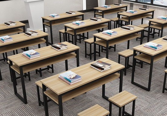 为学生"量身定做"新型课桌,家长们很开心,但学生们开心不起来