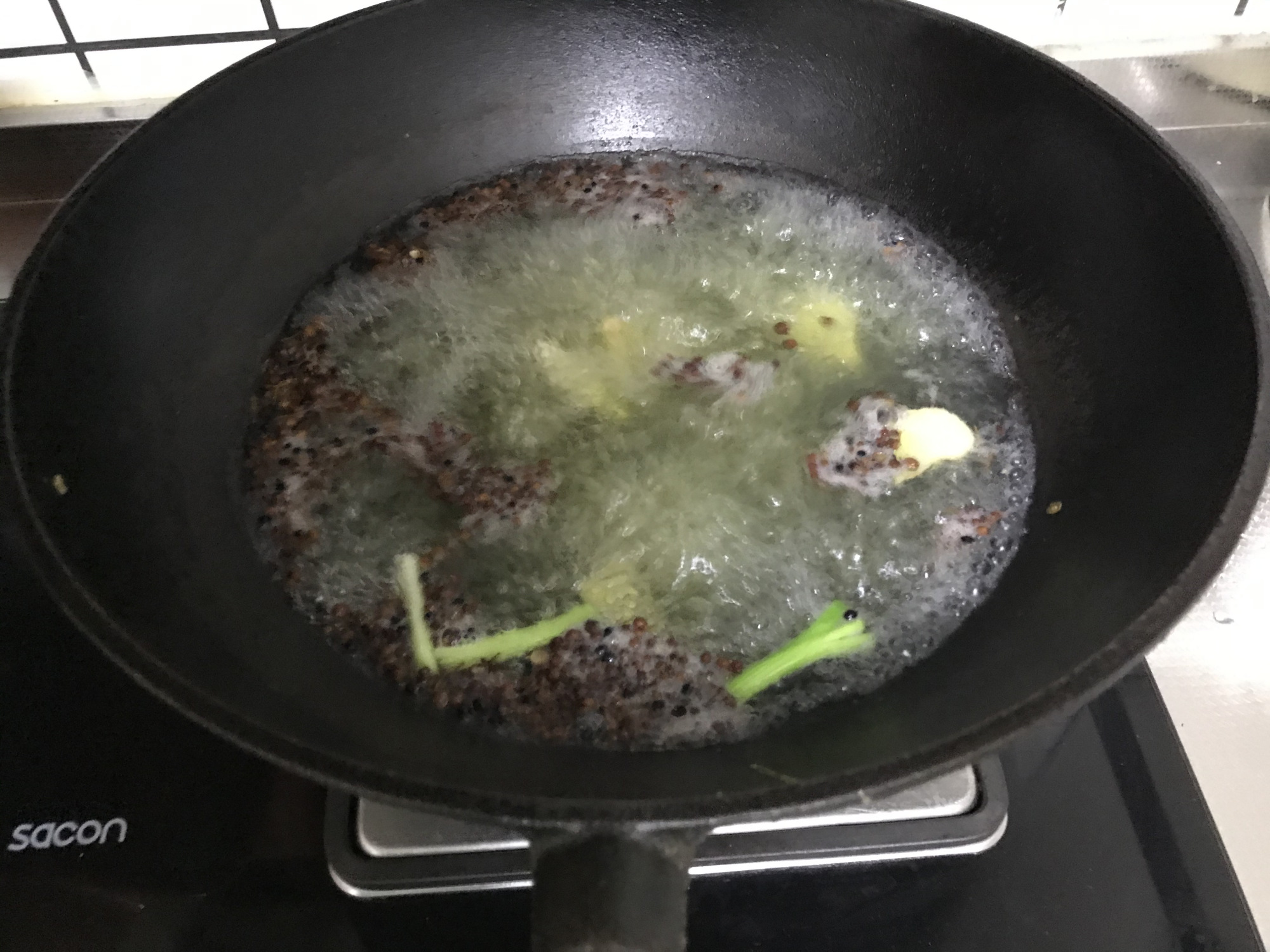 图片[3]-【酸辣鸡翅尖】做法步骤图 走红朋友圈 网友：这吃法太爽了-起舞食谱网