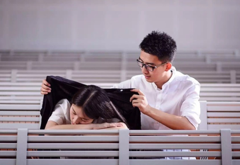 女大学生“怀孕”现象接连不断，辅导员道出原因，别不以为意