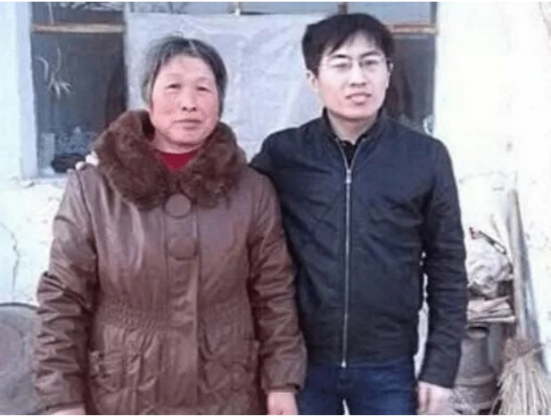 高考647分的高材生，蜗居网吧4年不曾回家，不换衣服也不洗衣服