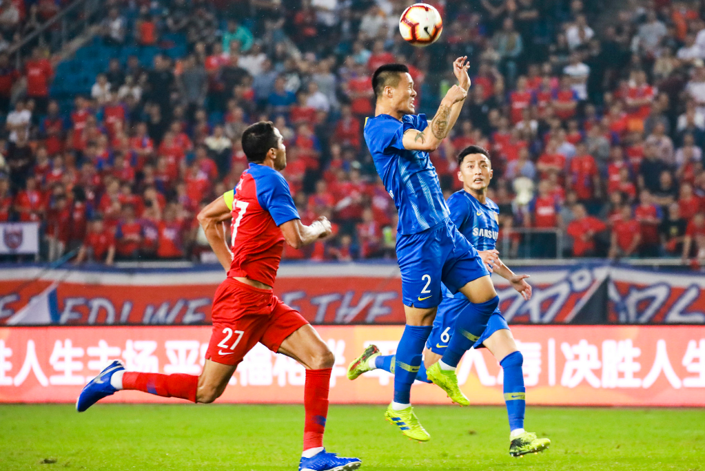 为什么中超后卫只会开大脚（差距！苏宁主帅质疑后卫为什么要开大脚，国脚的答案让他难以置信）