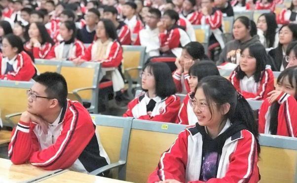 21年高考文理分数线引争议，文科生直呼不公平，学文真的吃亏吗？